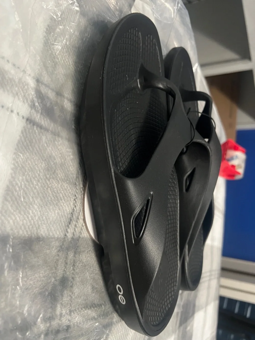 OOFOS Black Men’s Thong Sandals